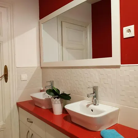 Rua Nova 28, 3 Dormitorios, Wifi, Ps4 Y Netflix, A 200m Catedral *